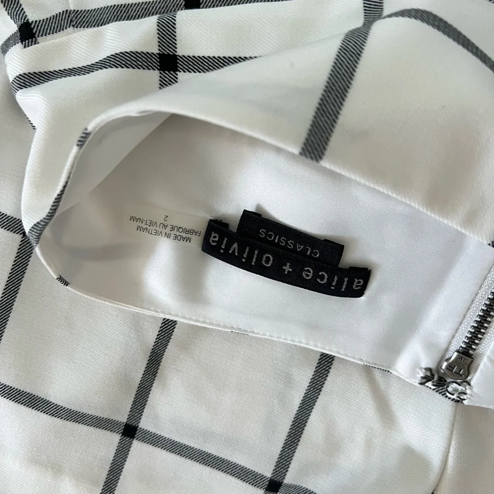 Alice and Olivia white and black shorts size small - Picture 2 of 3